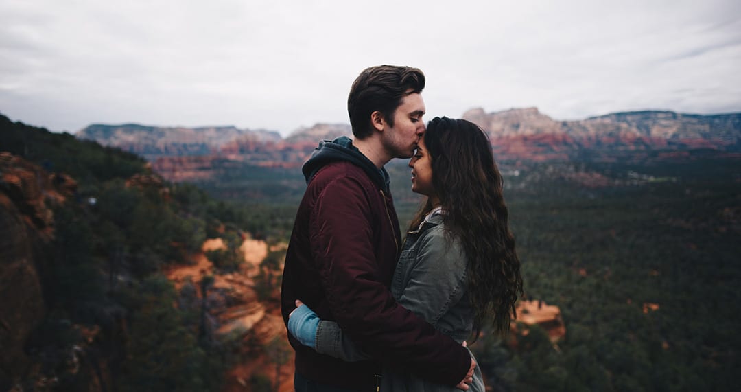 A young couple kissing on their U.S. trip